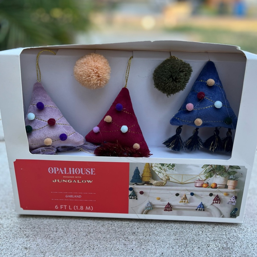 Opalhouse jungalow garland new in box